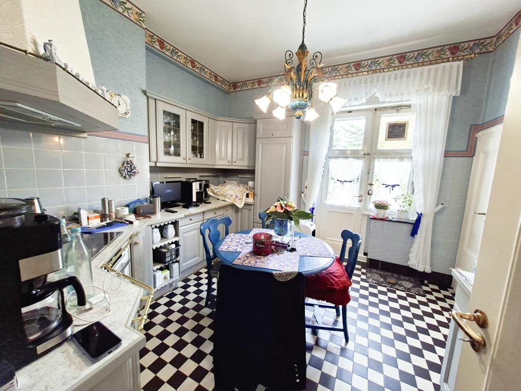 Große Küche mit Terrassenzugang