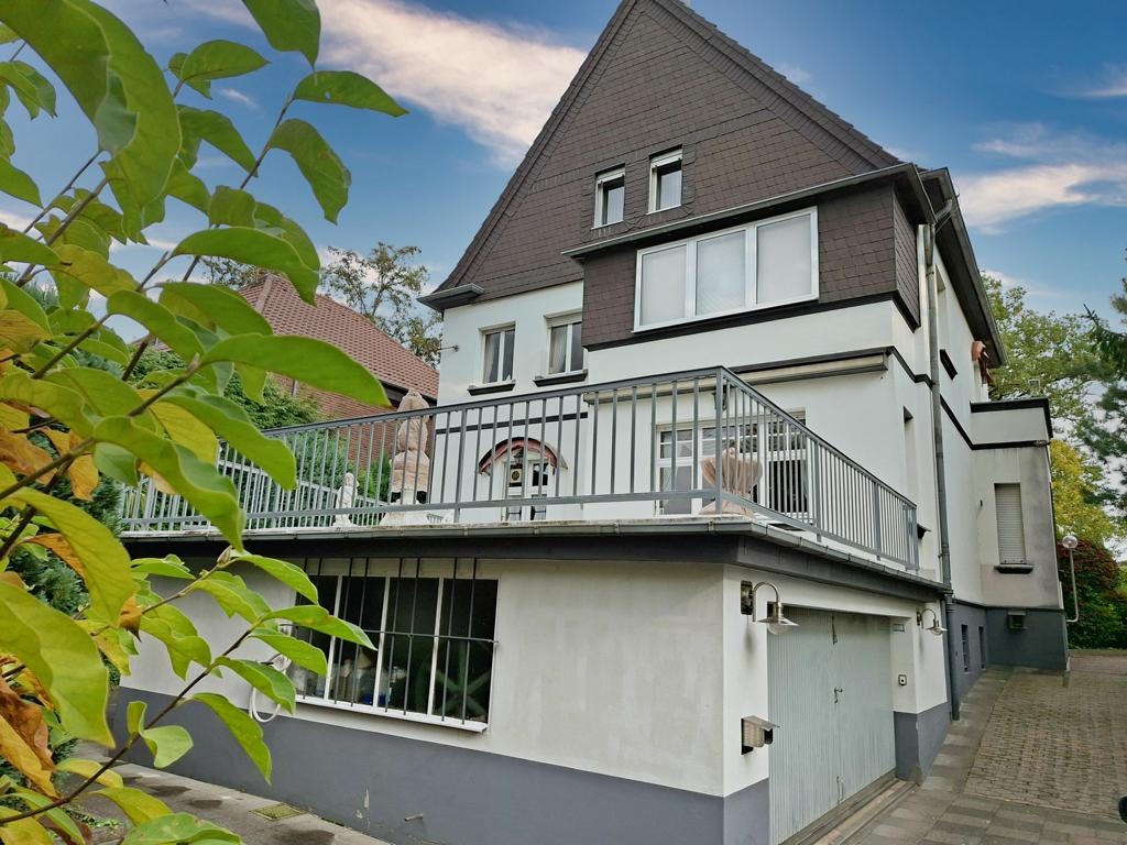 Doppelgarage mit elektrischem Tor