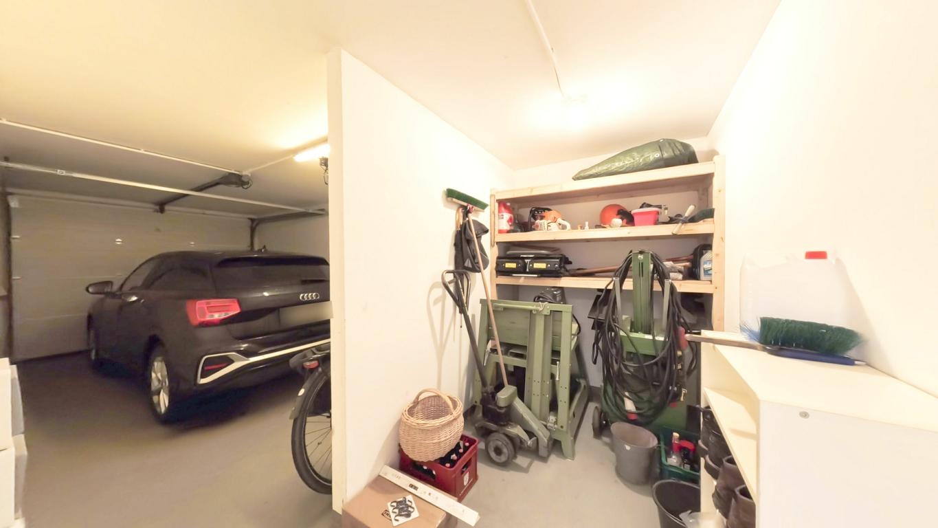 Garage mit elektrischem Torantrieb und Fernbedienung und Vorraum