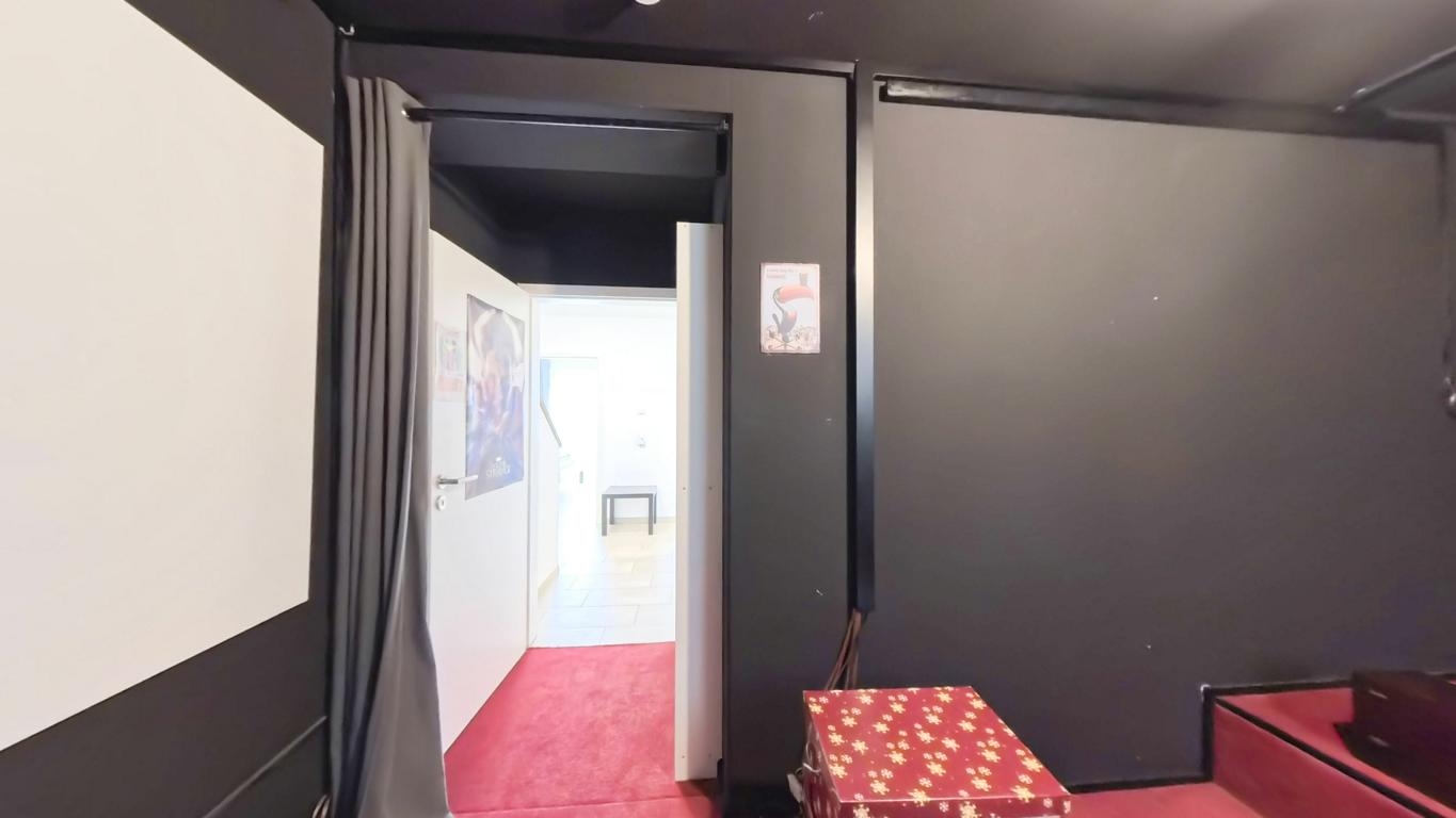 Heimkino UG mit Podest und Leinwand