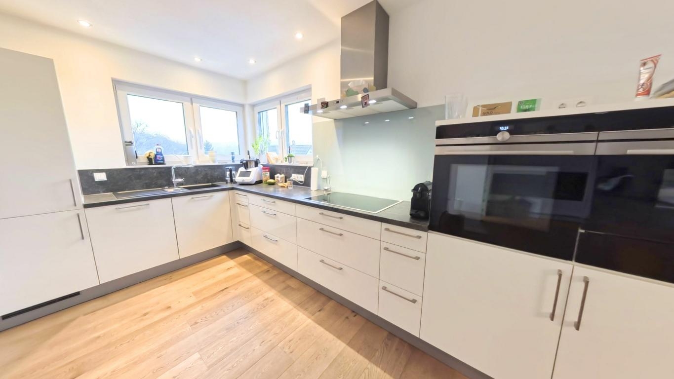 Moderne Einbauküche mit Siemensgeräten