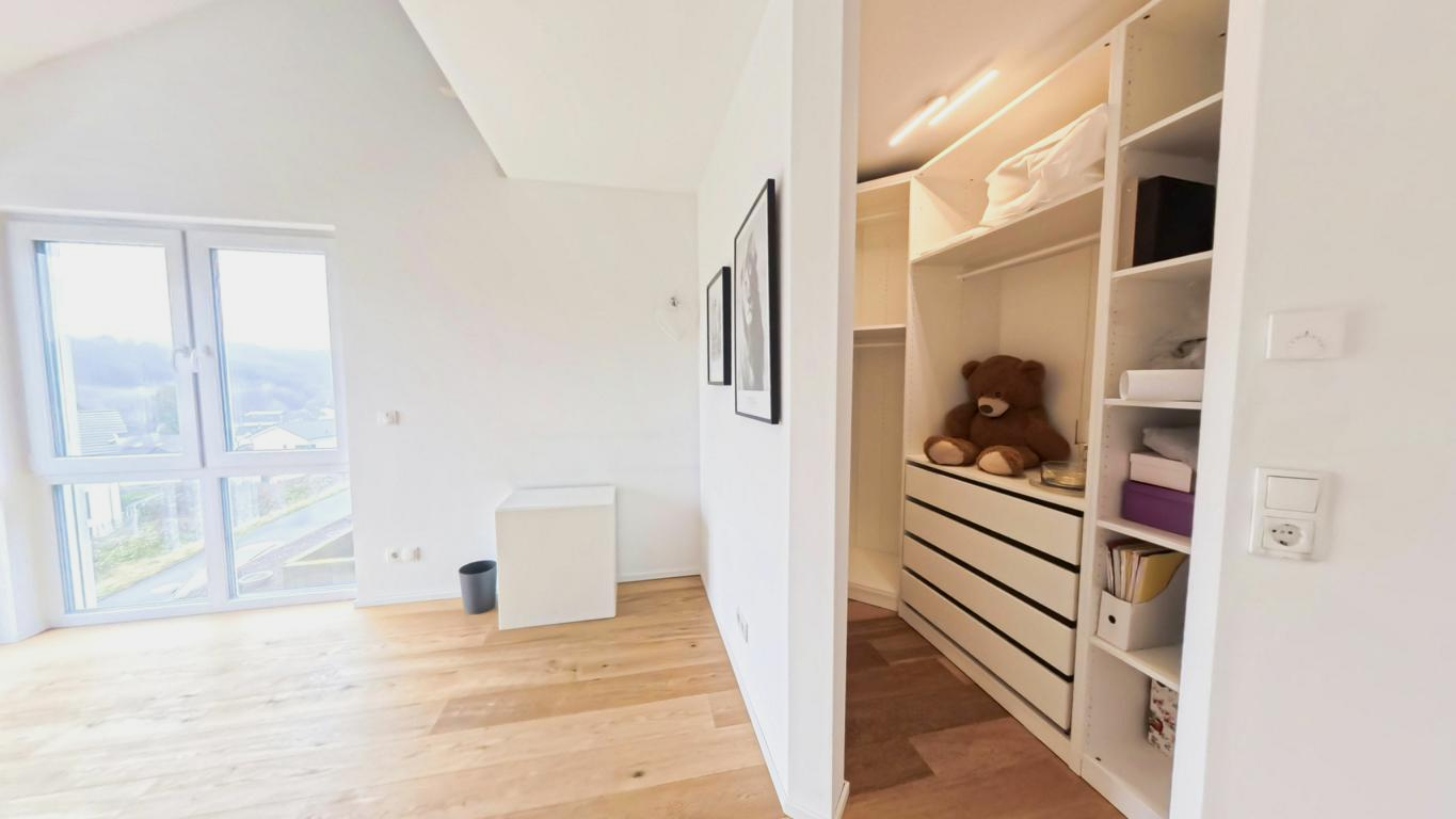 Kinderzimmer mit begehbarem Kleiderschrank 1.OG