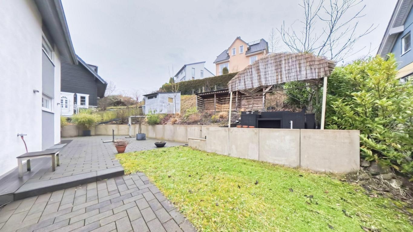 Terrasse/Garten mit Gartenhaus