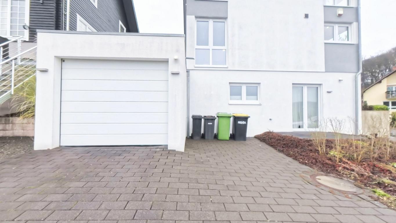 Garageneinfahrt mit Stellplatz