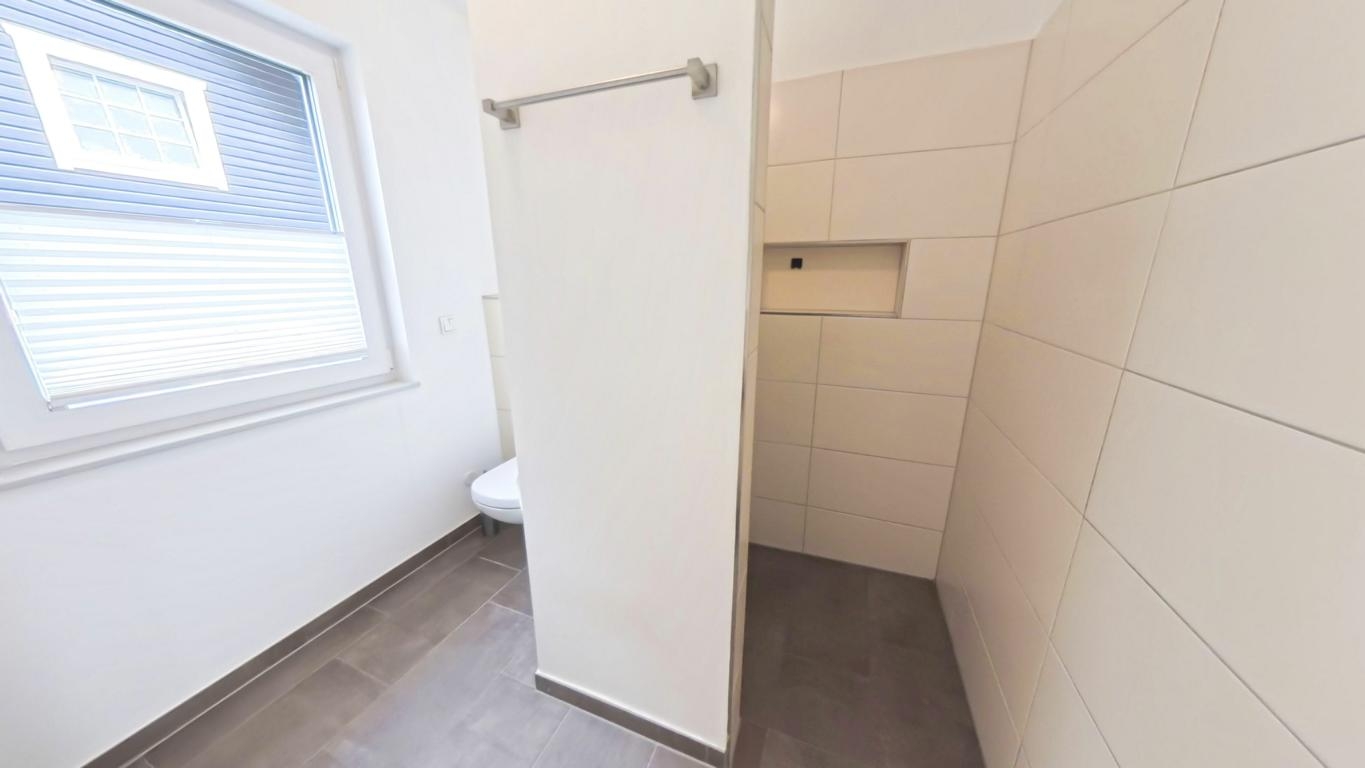 Begehbare Dusche mit Toilette 1.OG