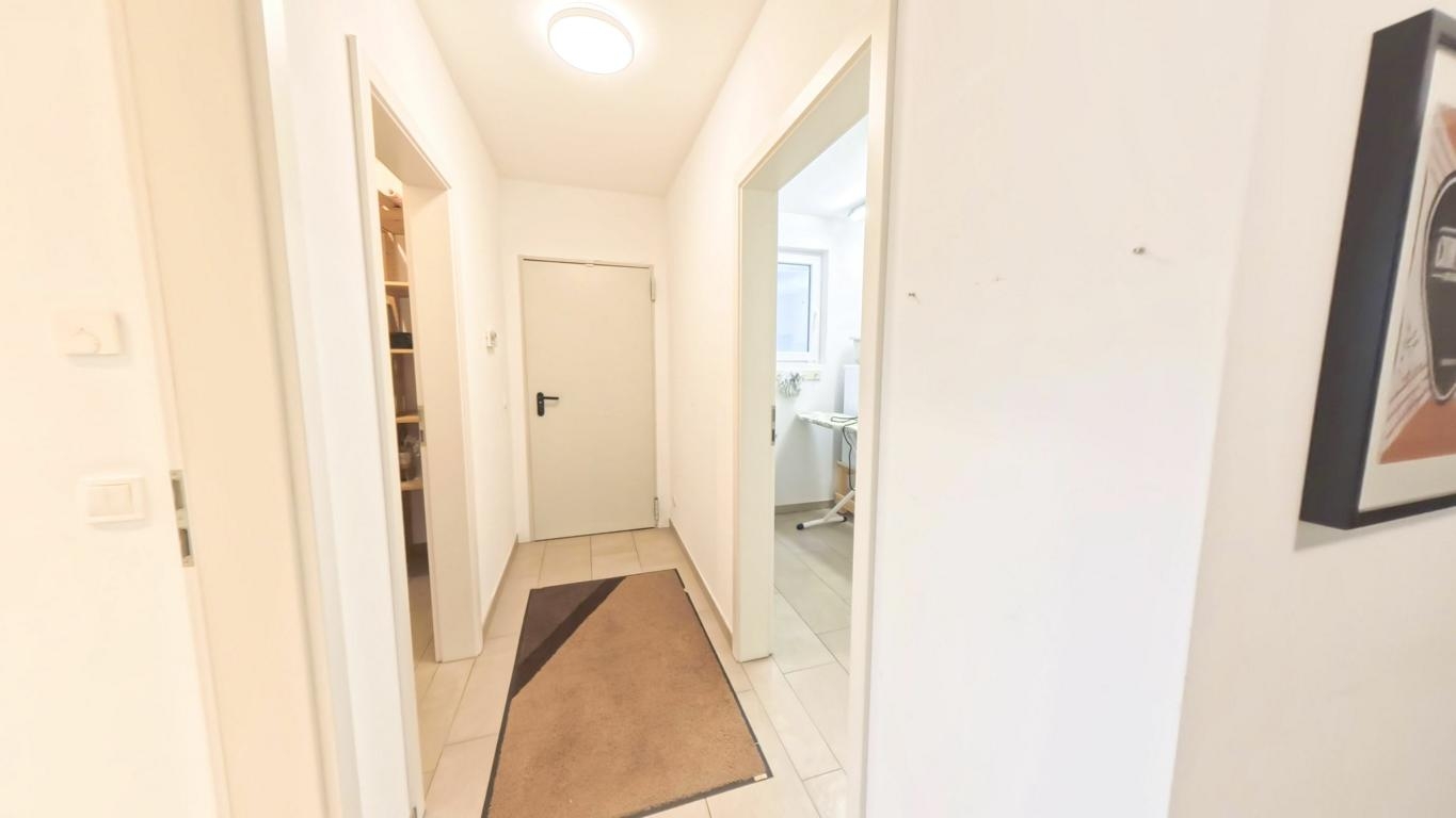 Flur UG mit Zugang zur Garage