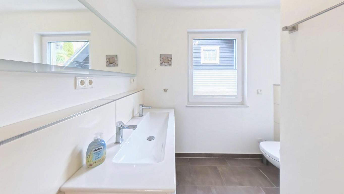 Bad mit begehbarer Dusche und WC im 1. OG