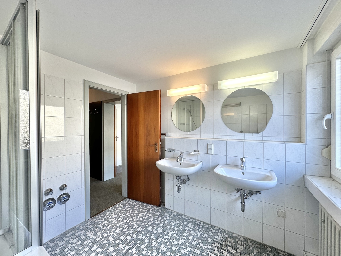 Mit zwei Waschbecken