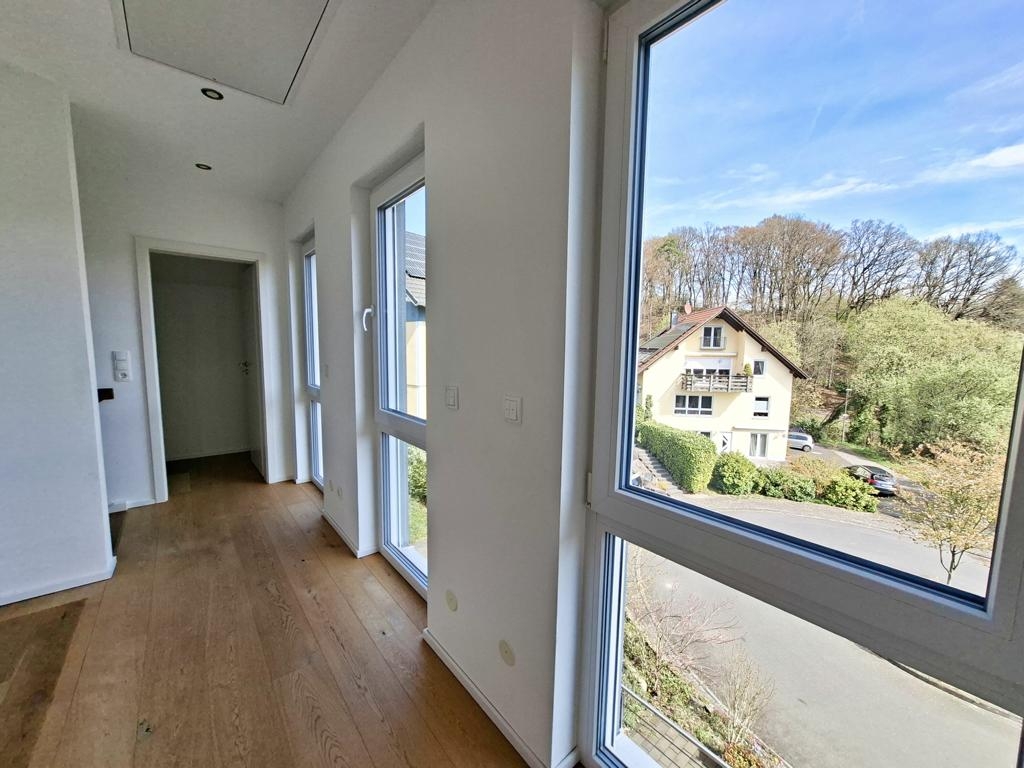 Flur mit bodentiefen Fenstern Obergeschoss