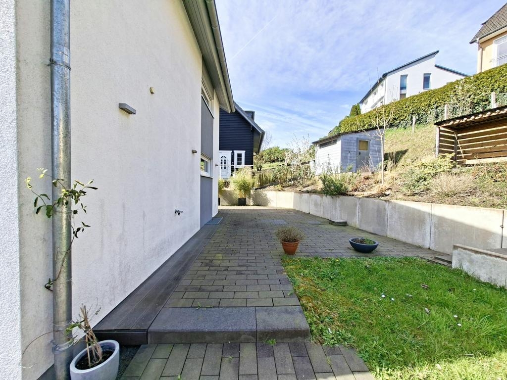 Terrassen und Gartenfläche Rückseite Haus