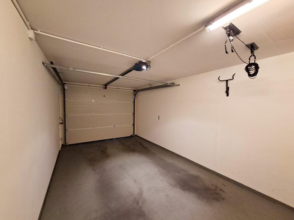 Garage mit elektrischem Garagentor
