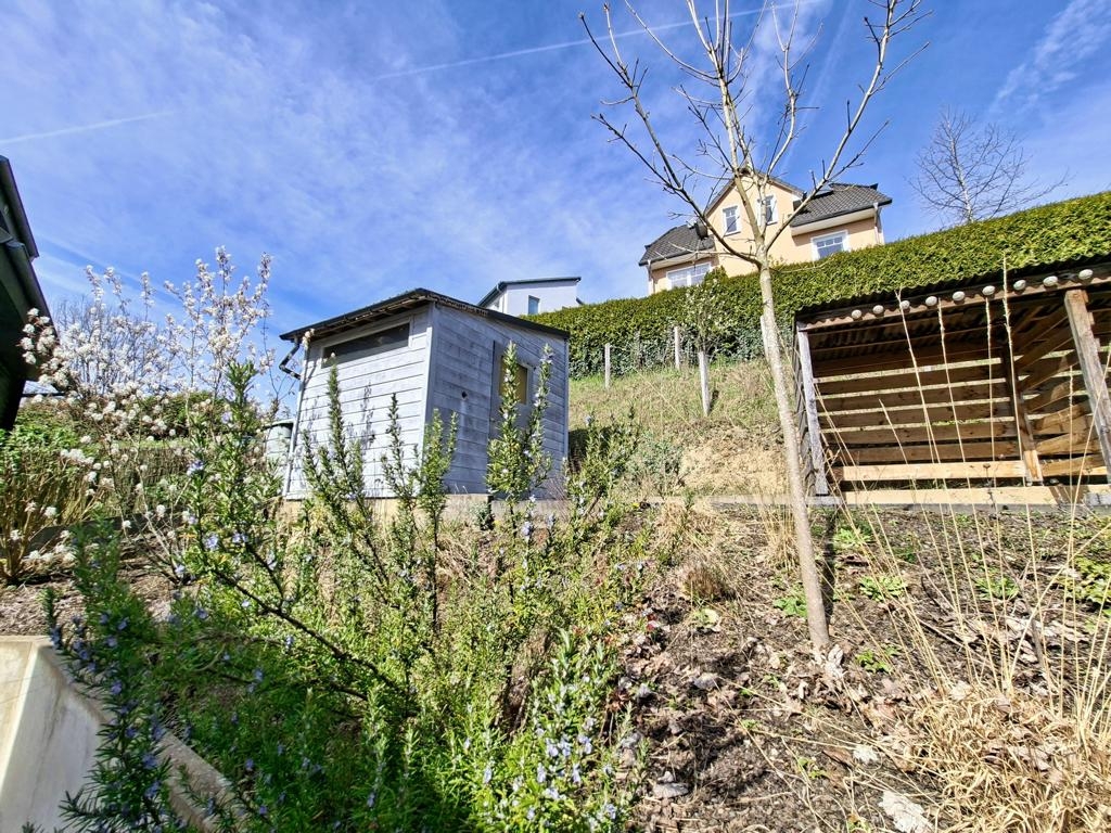 Gartenhaus und Holzunterstand