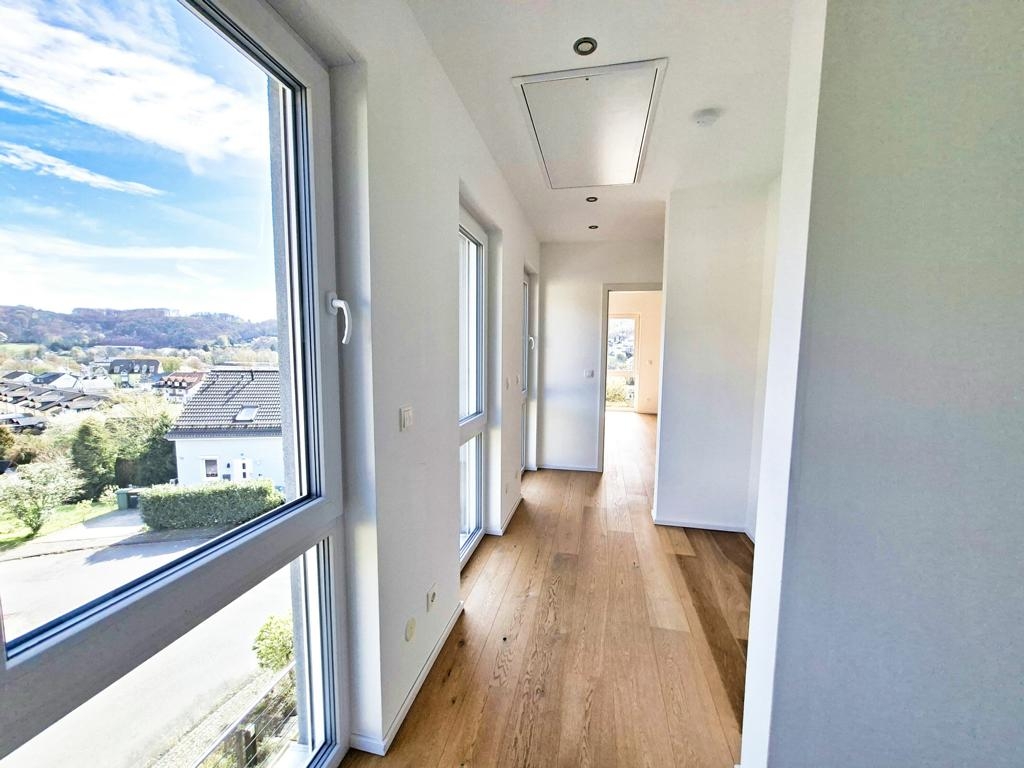 Flur mit bodentiefen Fenstern Obergeschoss