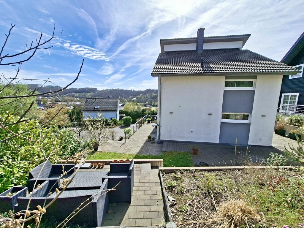 Garten mit Sonnenterrasse Hanglage