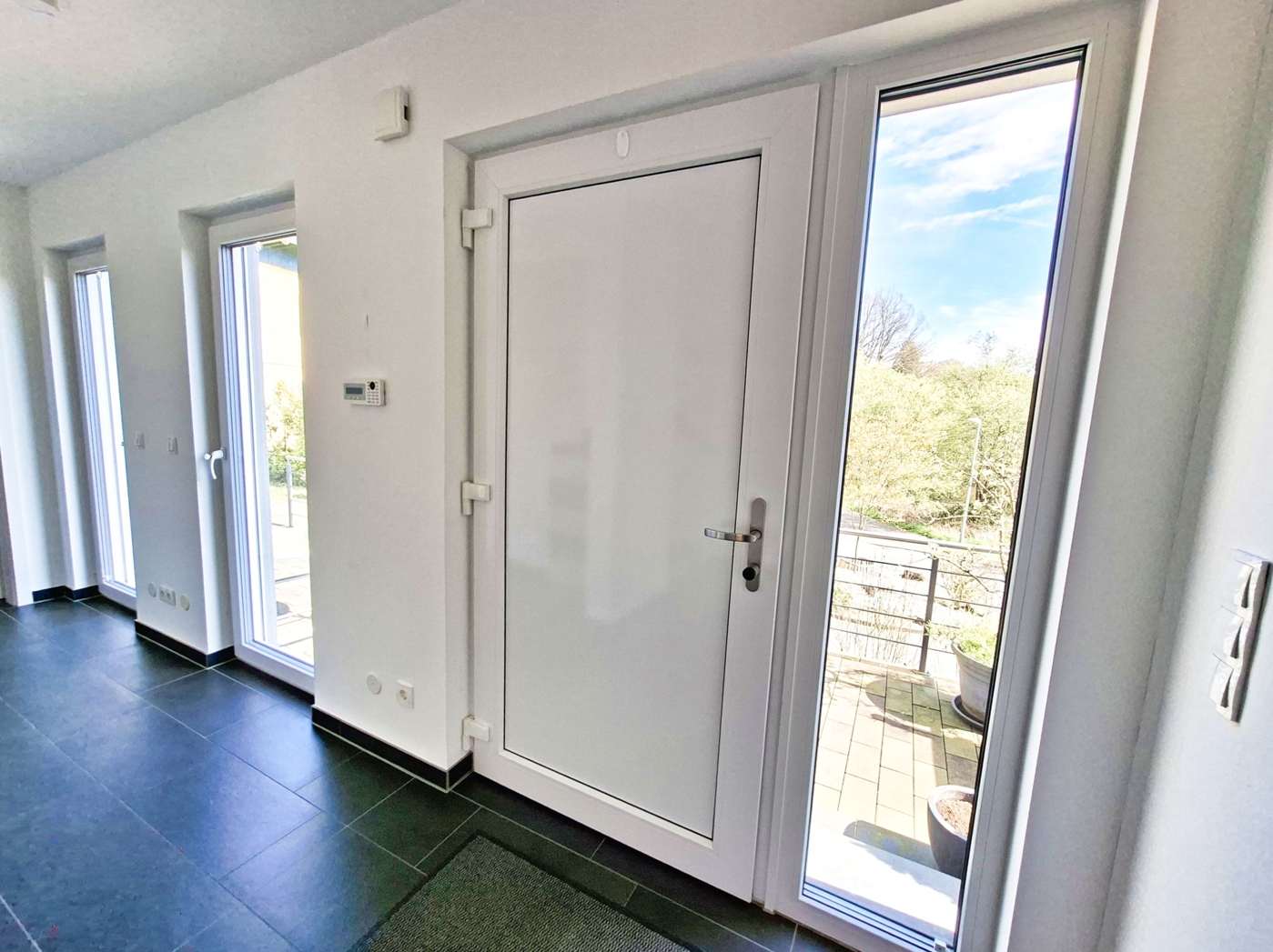 Hausflur mit bodentiefen Fensterelementen