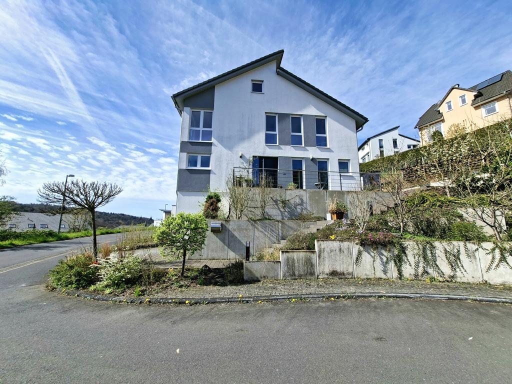 Seitenansicht mit Hauseingang