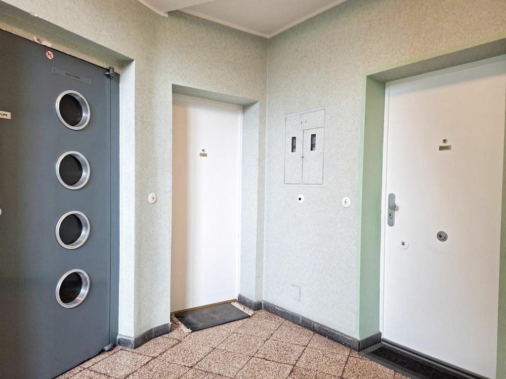 Treppenhaus/Personenaufzug