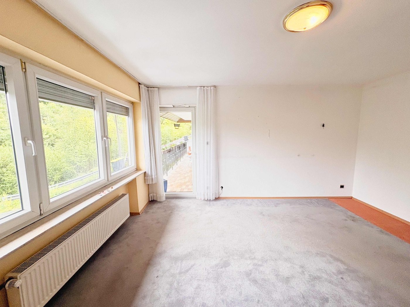Schlafzimmer mit Balkonzugang