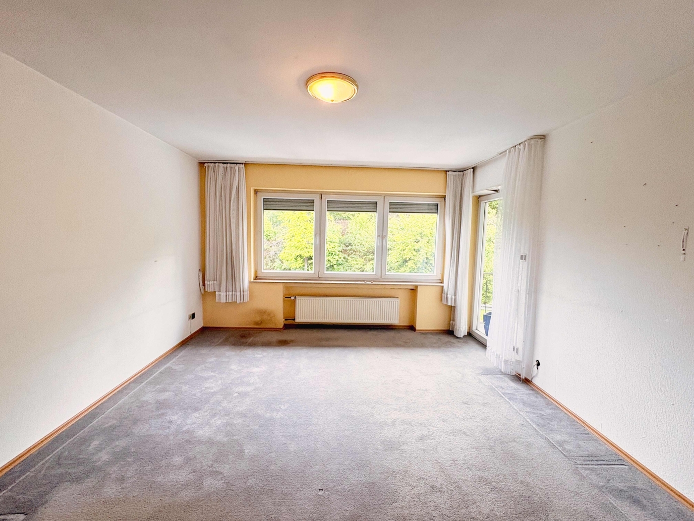 Schlafzimmer mit Balkonzugang