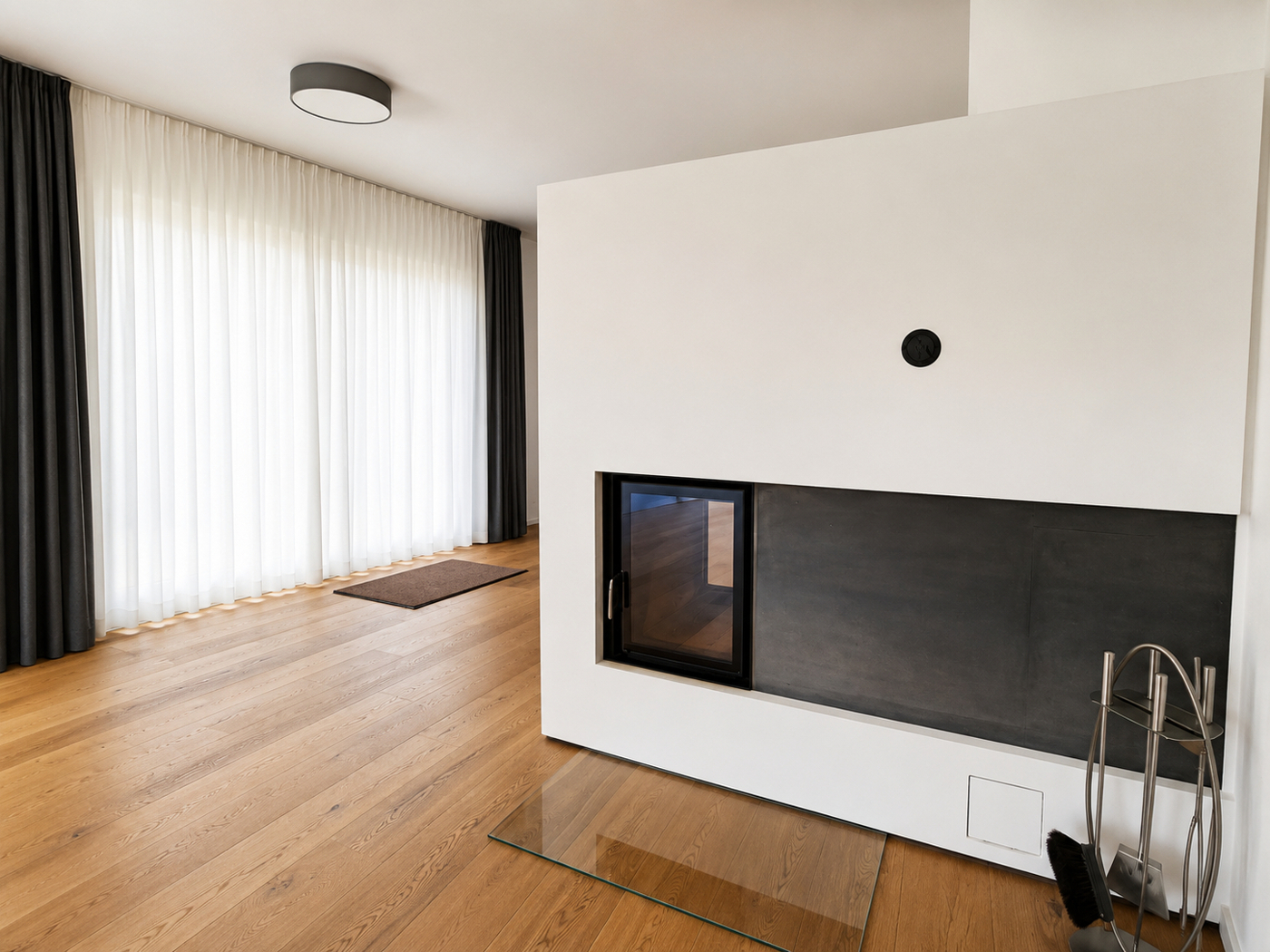 Moderner Kamin und Raumtrenner