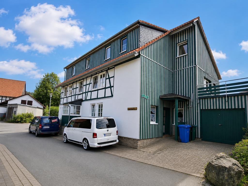 Seitlicher Eingang und Garage