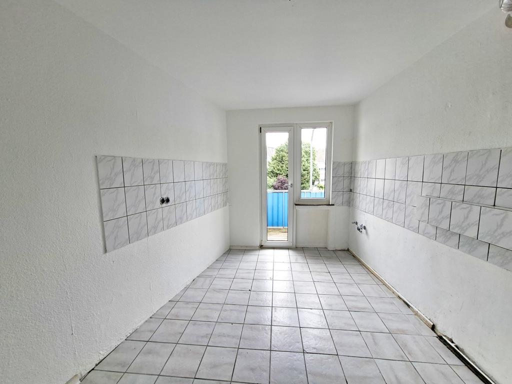 Küche mit Zugang zum Balkon