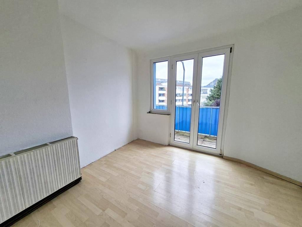 Schlafzimmer mit Zugang zum Balkon