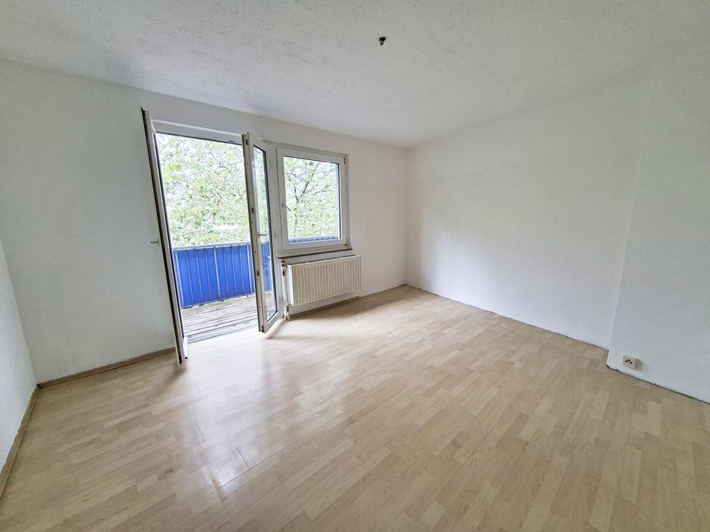 Wohnzimmer mit Zugang zum Balkon