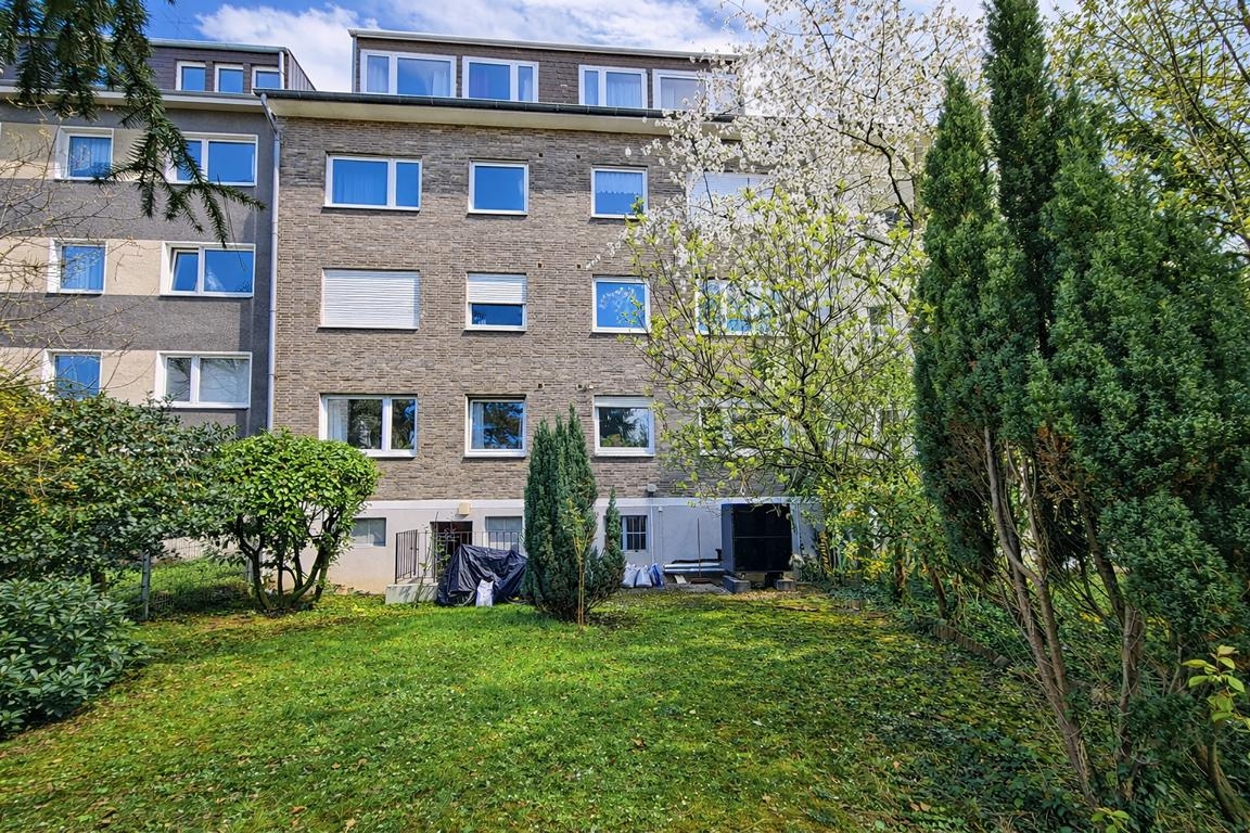 Rückseite Haus mit Garten