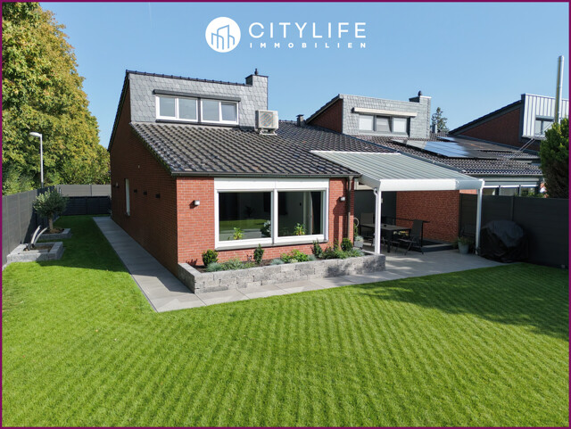 Gartenfassade mit Dachgaube und Terrasse - Seitliche Ansicht - 0070