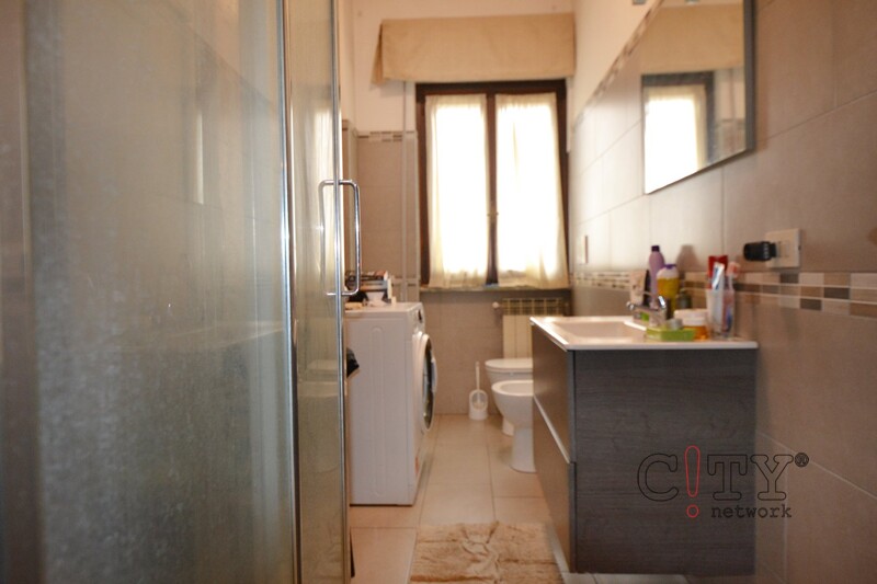 Bagno con zona lavanderia