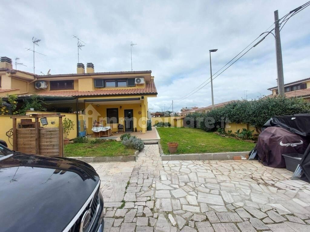 Villetta angolare ristrutturata con giardino e posti auto - Torvaianica Alta, Pomezia