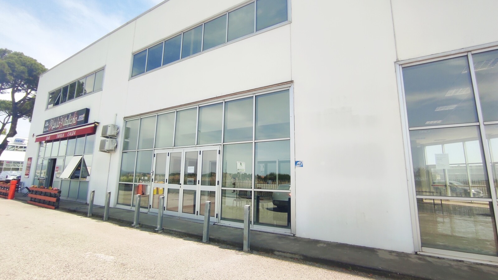 Locale Commerciale Negozio di 181 mq. Pomezia