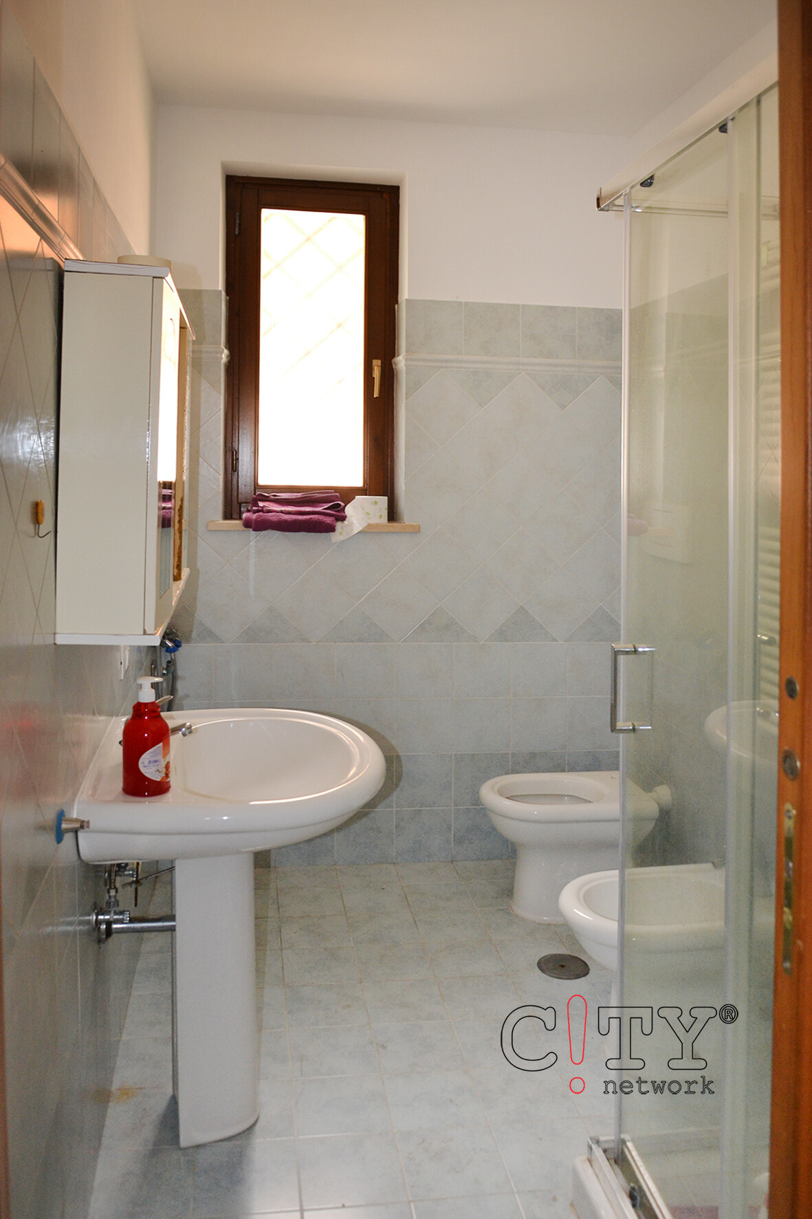 Bagno con doccia e finestra