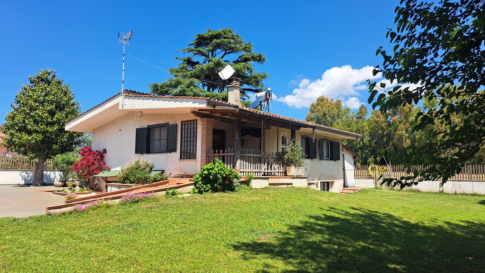 Villa indipendente 3 camere con giardino 1000 mq a Pomezia Castagnetta