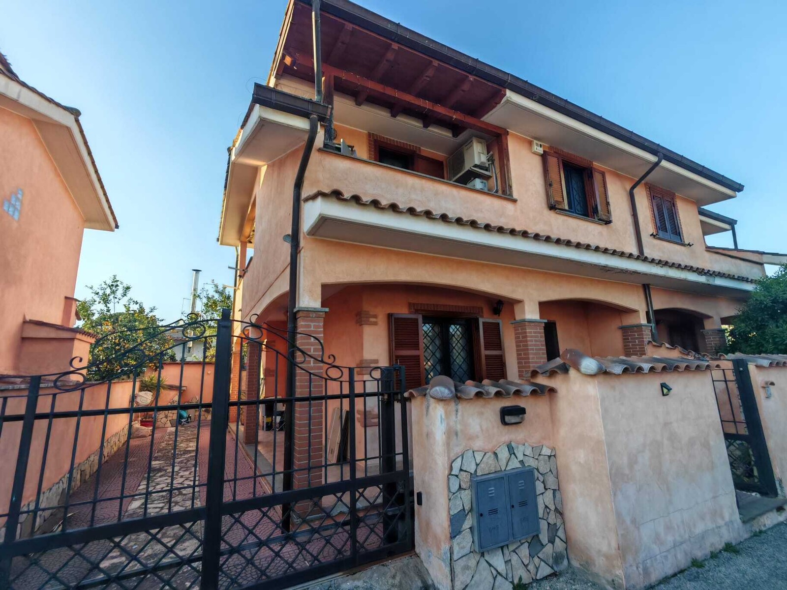 Villa bifamiliare con tre camere e giardino, ideale per famiglie Torvaianica Alta Via Mar della Cina