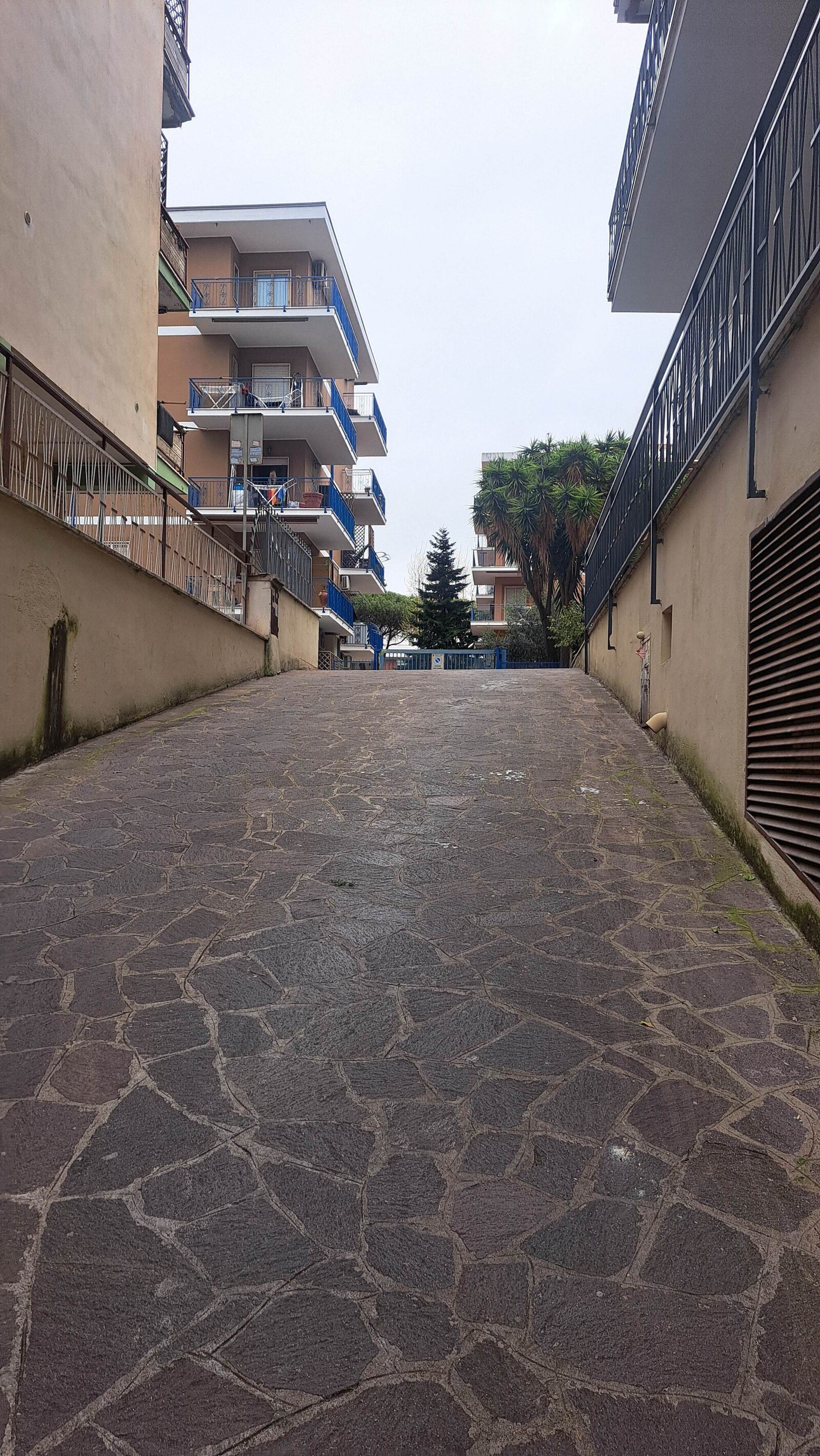 Box auto grande metratura e facile manovra in vendita a Pomezia Centro Via Ovidio