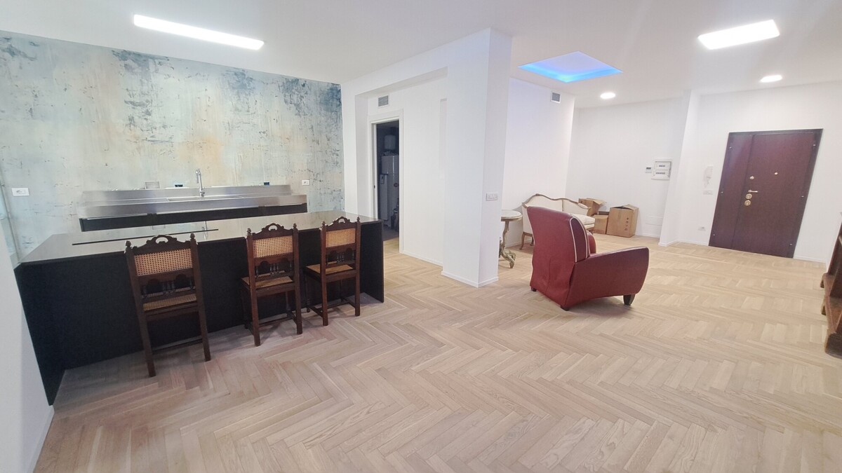 Ampio soggiorno con cucina a vista
