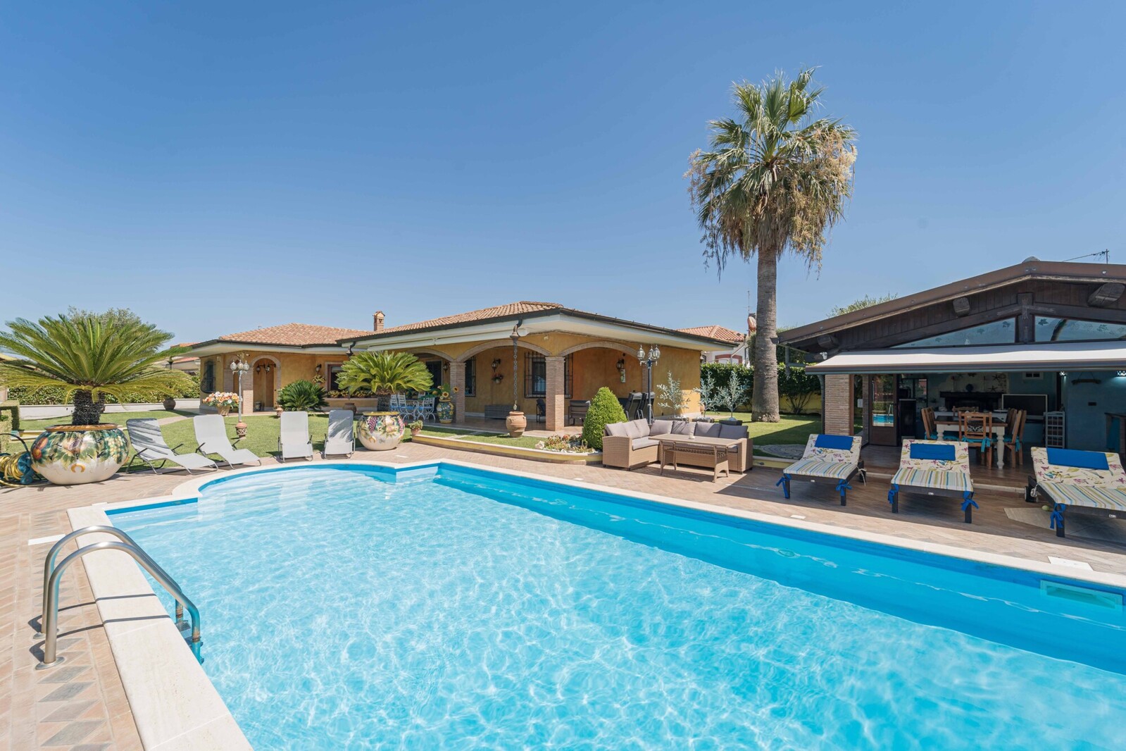 Elegante Villa indipendente Ardea Nuova California