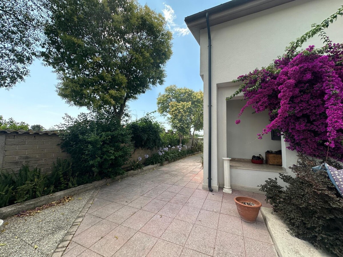 Giardino in parte piastrellato
