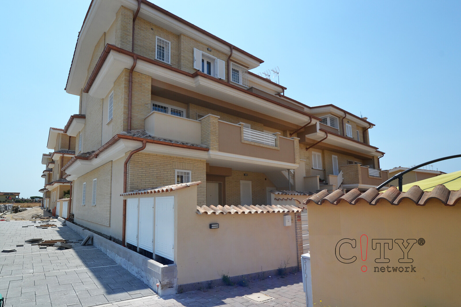 Appartamento in villa come nuovo, con giardino privato e posto auto, Torvaianica Alta Via Mar Caspio