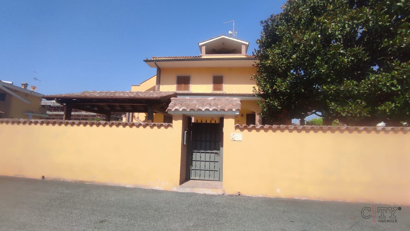 Villino bifamiliare su tre livelli, con giardino privato angolare,  ottimo stato,  Torvaianica Alta Via Mar Arabico.