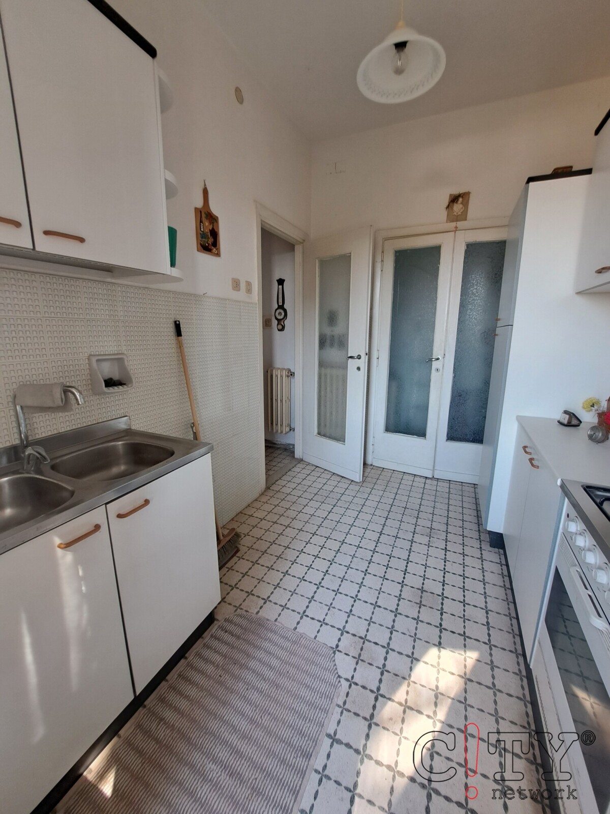 cucina con dispensa