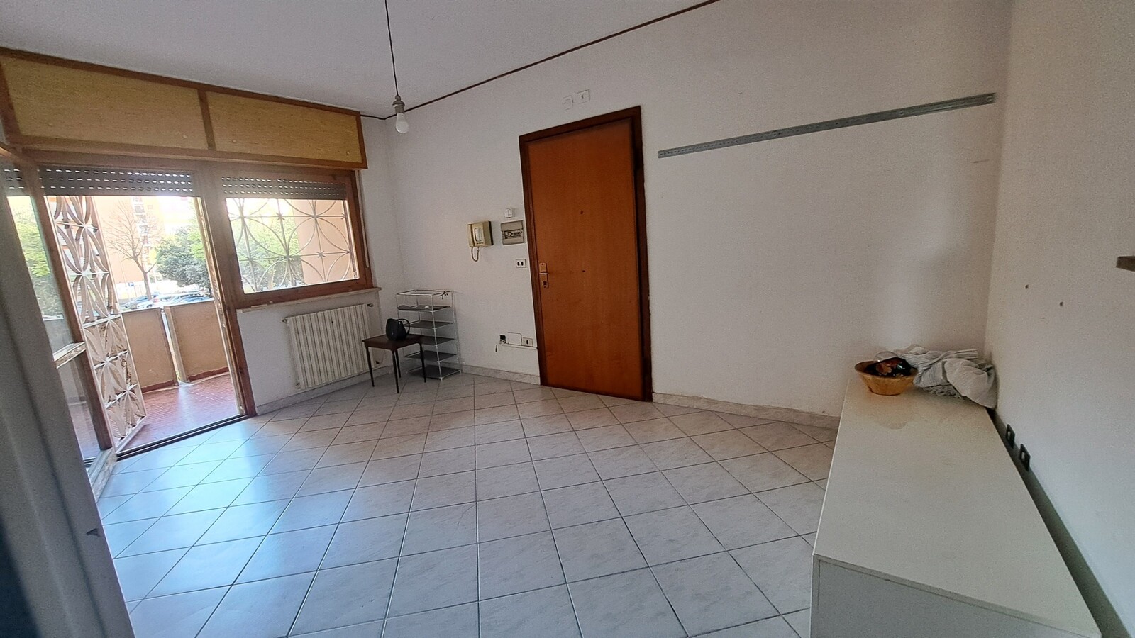 Pomezia Antica Lavinium, quadrilocale 100 mq. tre camere, doppi servizi, due balconi e cantina.