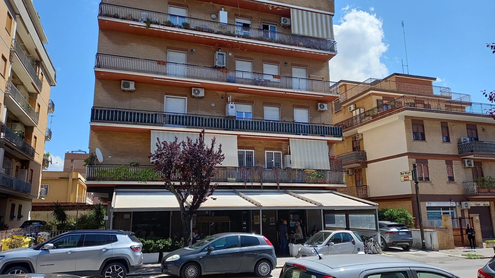 Appartamento trilocale con doppi servizi e balconi a Pomezia Centro Via Virgilio