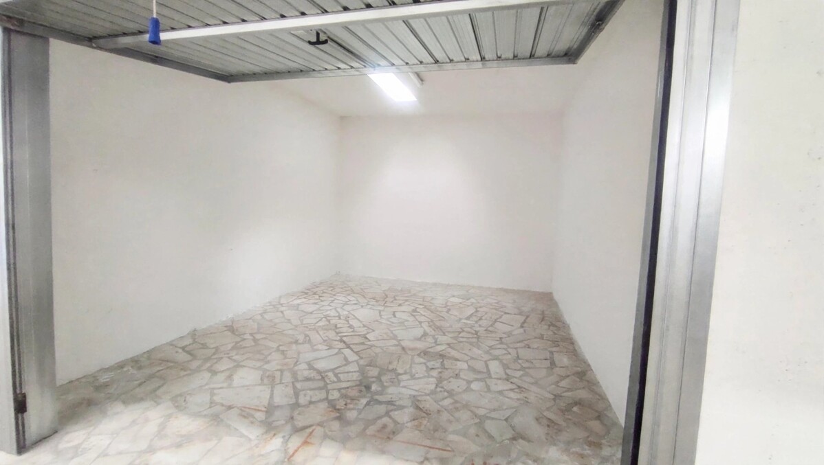 Garage con pavimento in pietra