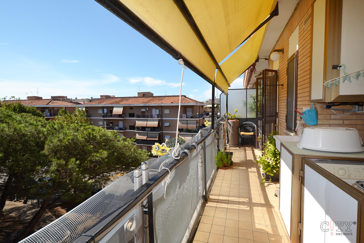Ampio balcone con tende sole