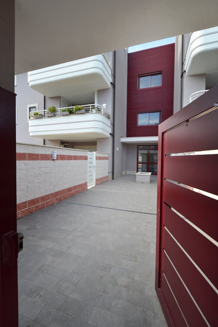 Ingresso pedonale e cortile