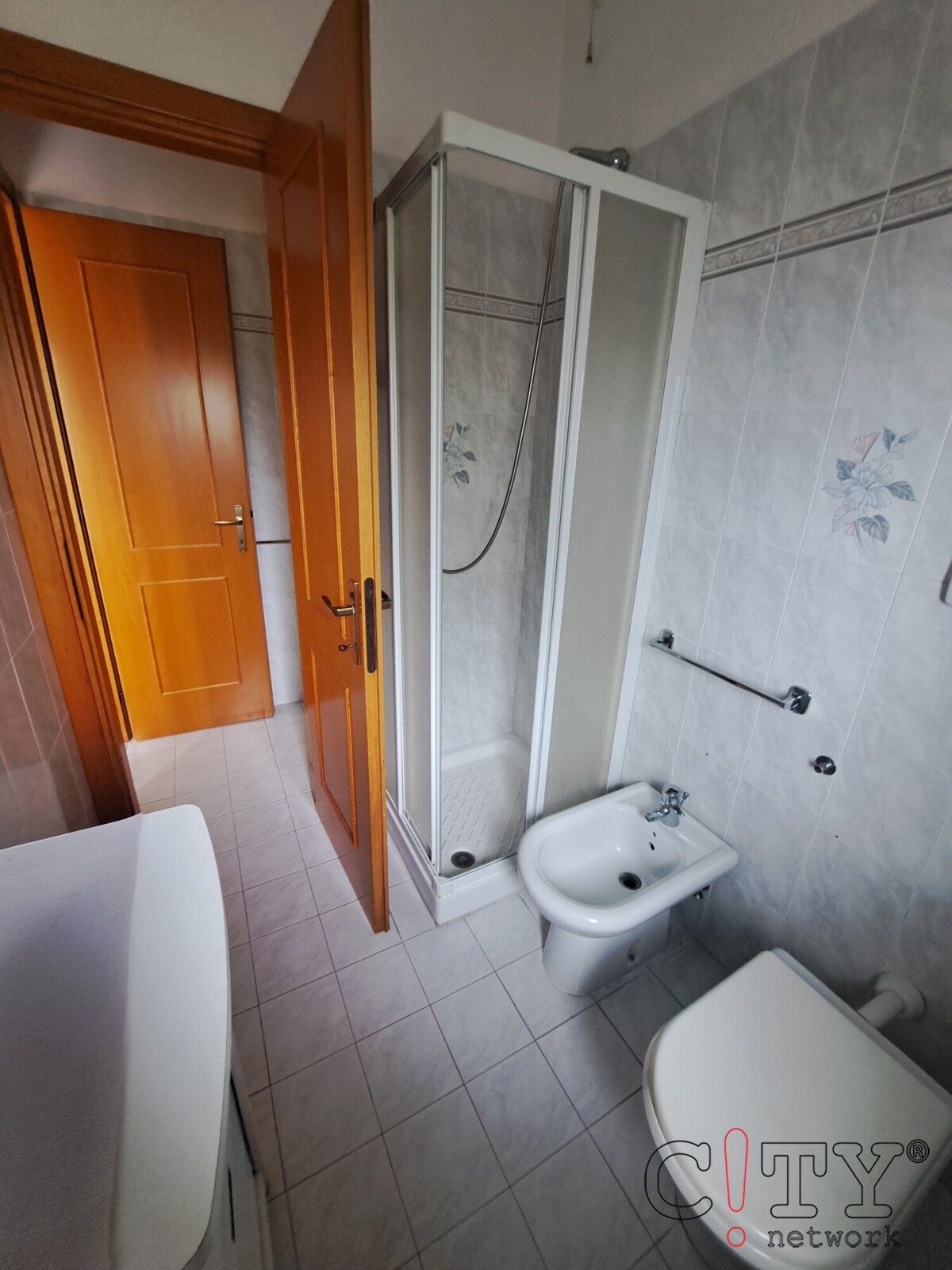 Bagno con doccia e finestra