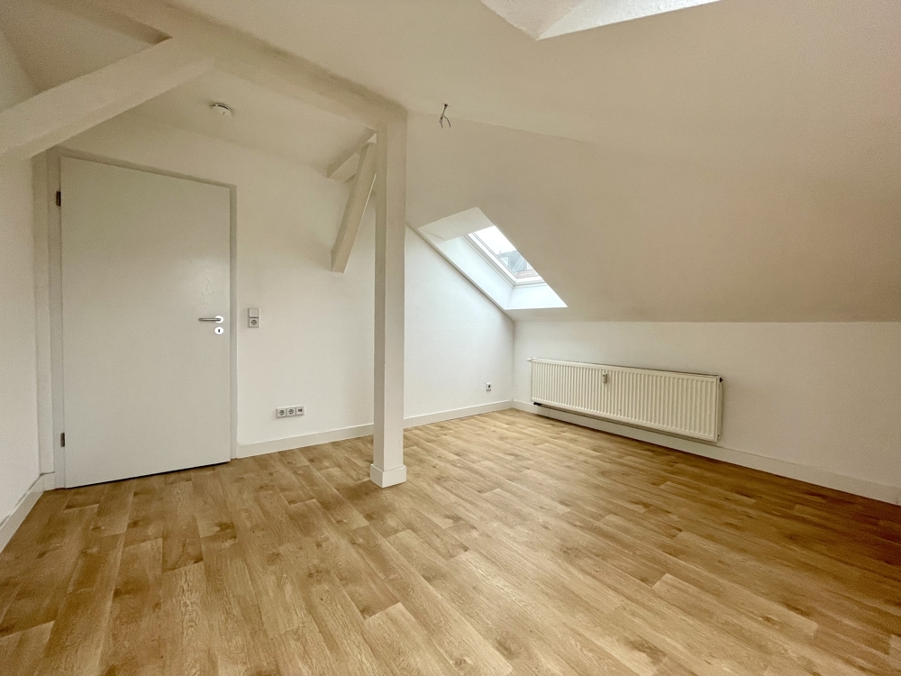 #Moderne Dachgeschoss-Wohnung#Stellplatz#zentrale Lage - Foto 1